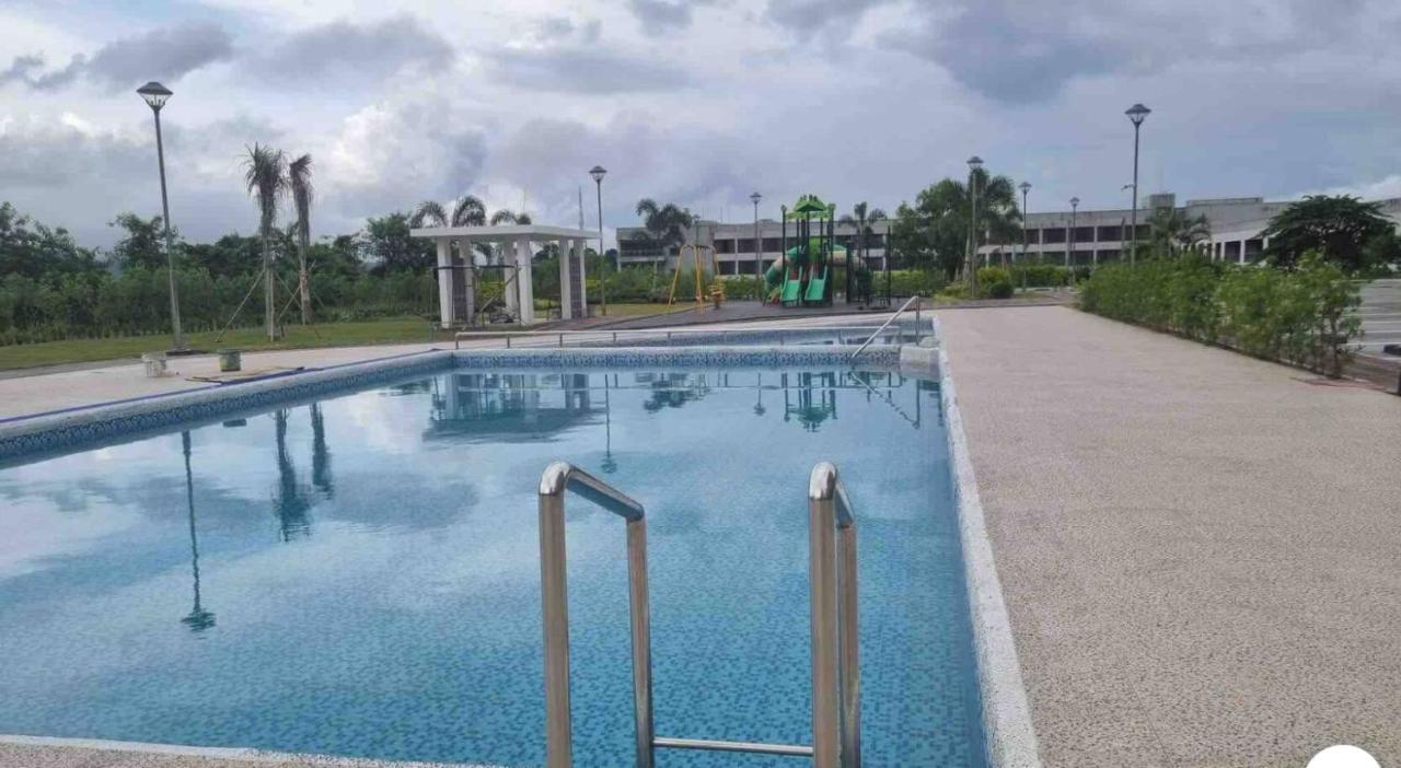 Spacious Luxury Condo W/ Kitchen Beside Hilton Clark D'Heights Angeles Ngoại thất bức ảnh